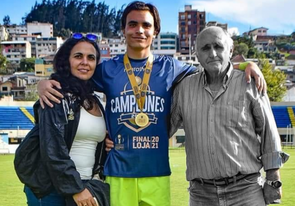 Eduardo Bores Jr. junto a sus padres, tras conseguir el ascenso en el 2021 con Libertad.