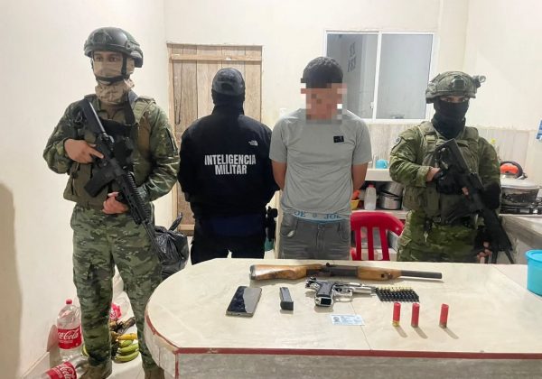 Ejército captura a alias Colorado, presunto miembro de Los Choneros, en Quinindé