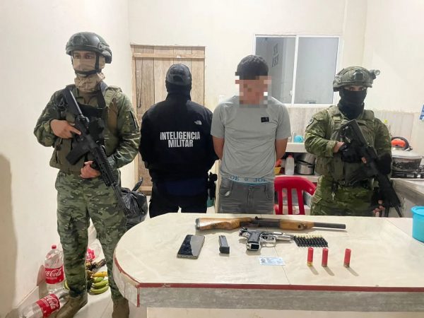 Ejército captura a alias Colorado, presunto miembro de Los Choneros, en Quinindé