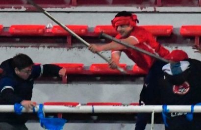 El Club Atlético Independiente, de Argentina, identificó y expulsó a 25 hinchas implicados en actos de violencia contra seguidores de la Universidad de Chile.