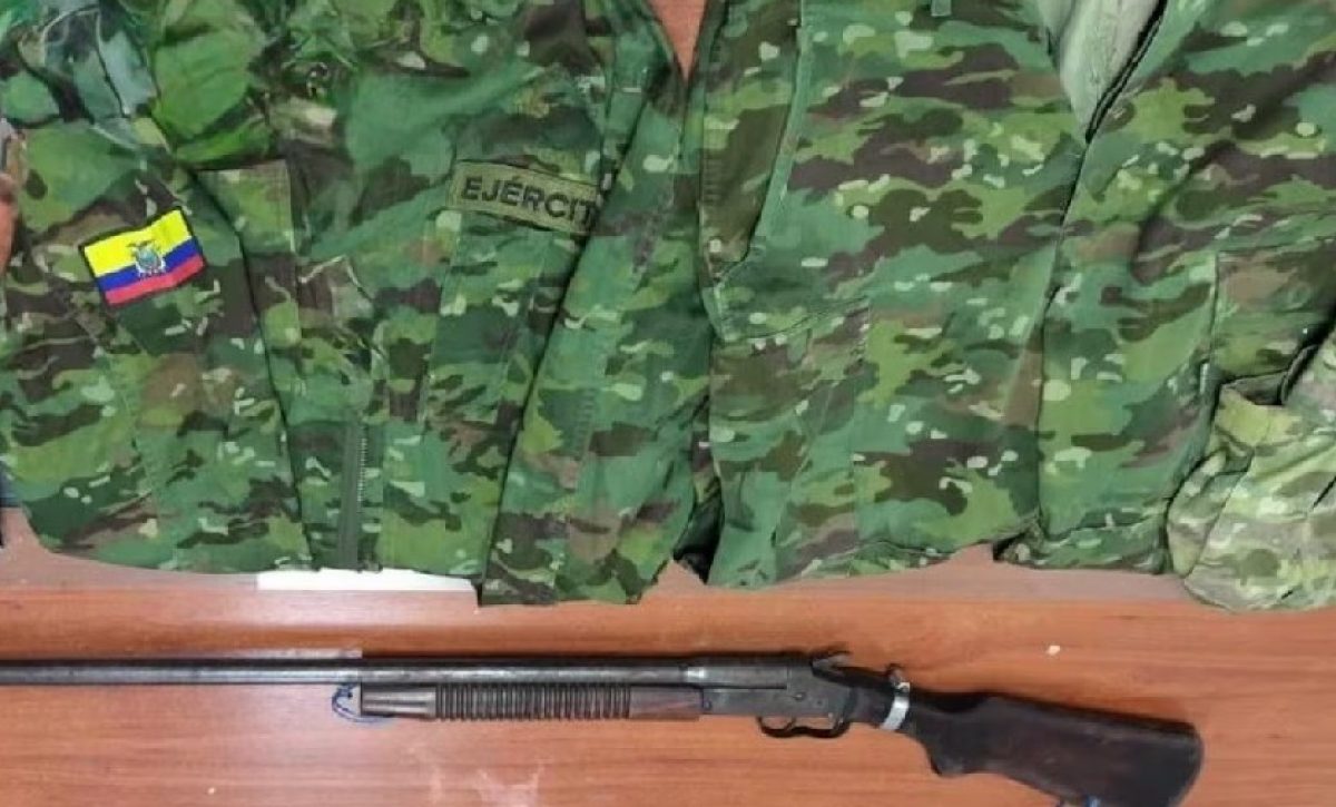 El Ejército Ecuatoriano descubrió armamento junto a uniformes policiales y militares durante un operativo antidelincuencial.