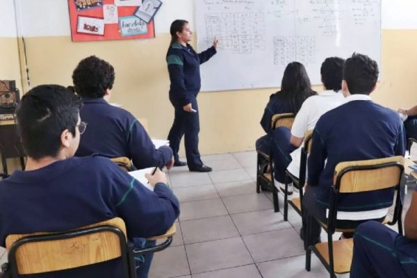 El Ministerio de Educación anunció la suspensión de clases presenciales en varios distritos educativos de la costa.