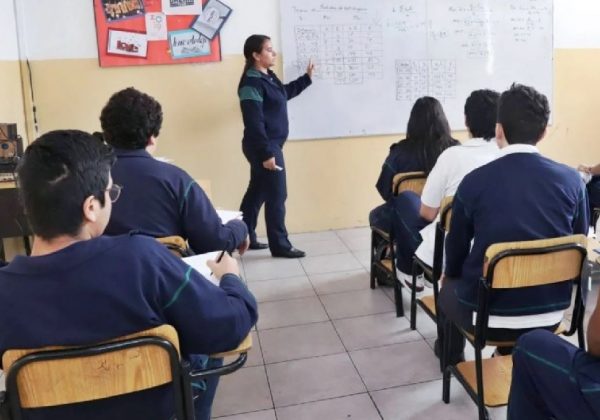 El Ministerio de Educación anunció la suspensión de clases presenciales en varios distritos educativos de la costa.