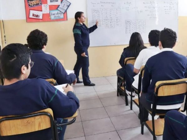 El Ministerio de Educación anunció la suspensión de clases presenciales en varios distritos educativos de la costa.