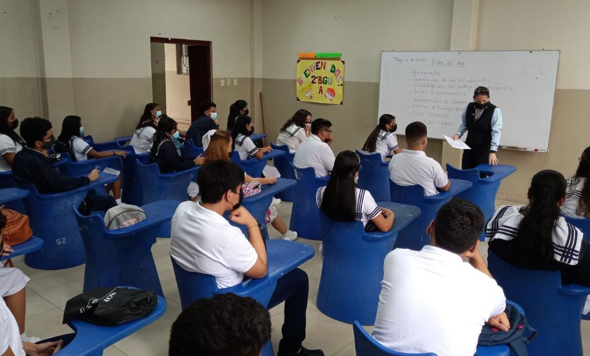 El Ministerio de Educación ha trasladado a 25 docentes de la Zona 8 tras recibir amenazas. (API).