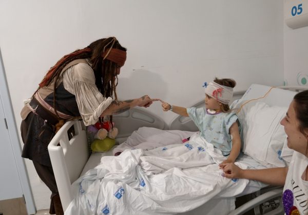 El actor Johnny Depp sorprende a los pacientes oncológicos del Niño Jesús con una visita del auténtico Jack Sparrow