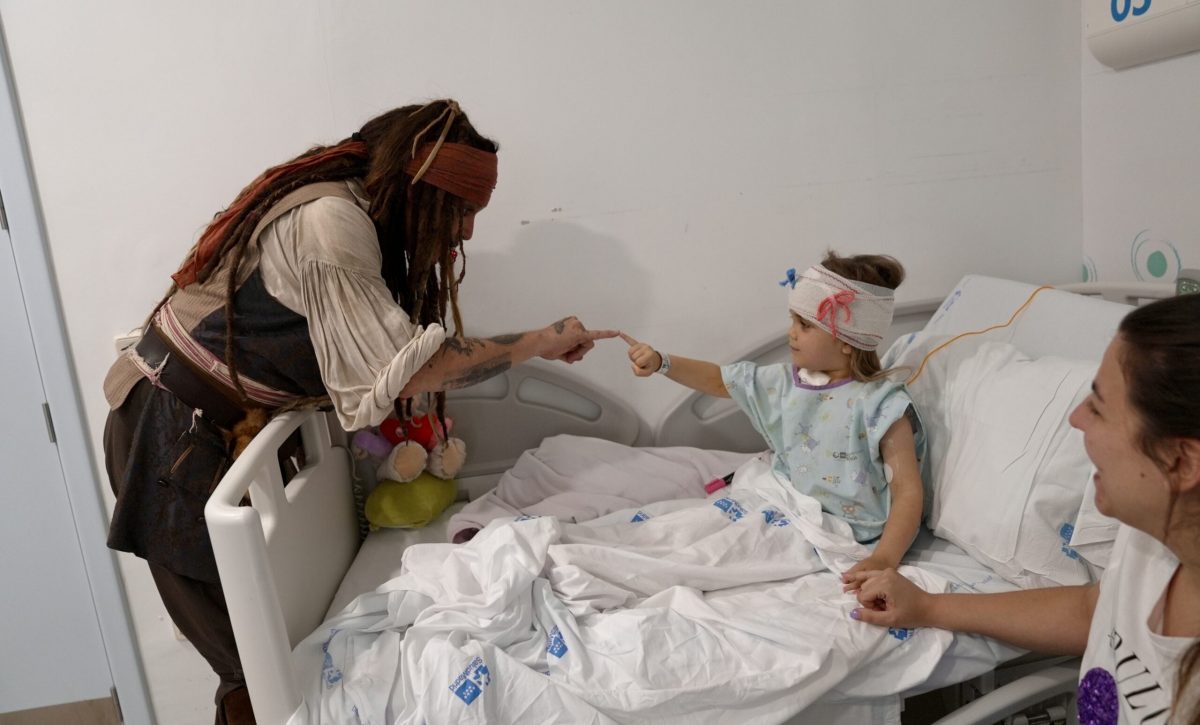 El actor Johnny Depp sorprende a los pacientes oncológicos del Niño Jesús con una visita del auténtico Jack Sparrow