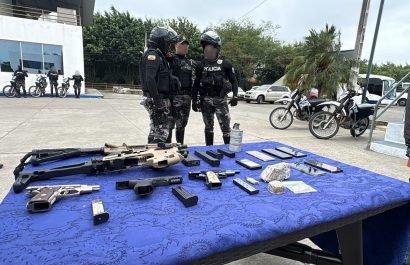 El armamento decomisado quedó bajo custodia de la Policía y los detenidos a órdenes judiciales.