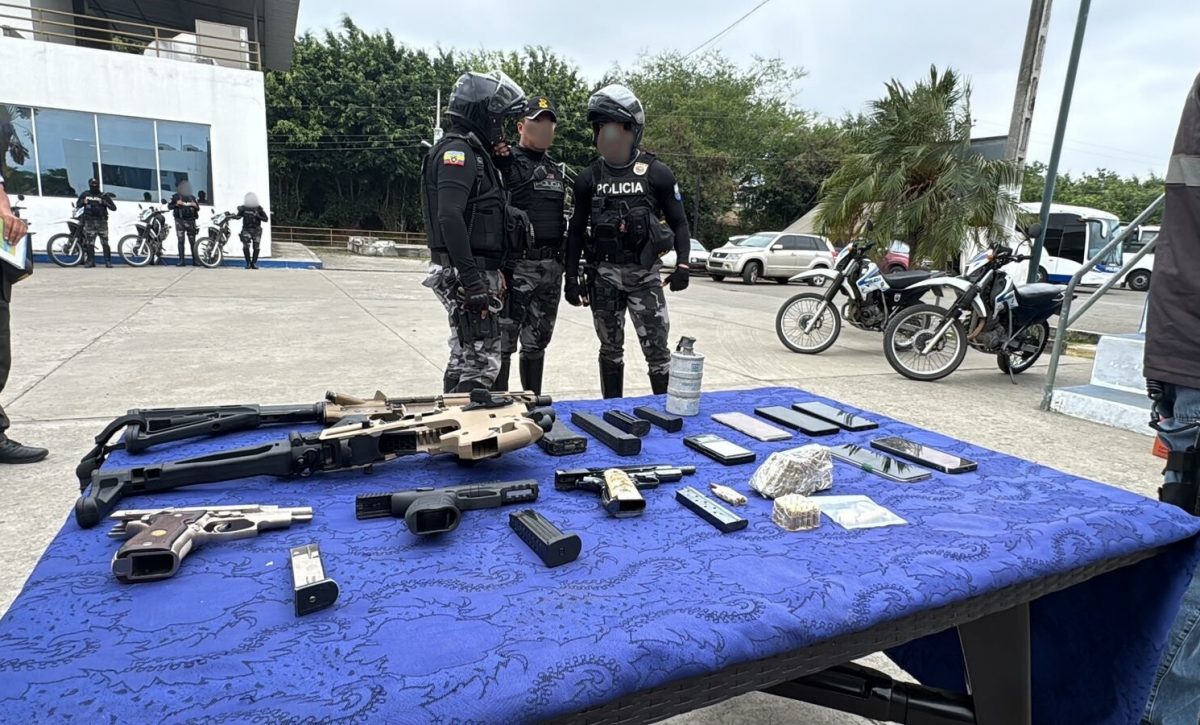 El armamento decomisado quedó bajo custodia de la Policía y los detenidos a órdenes judiciales.
