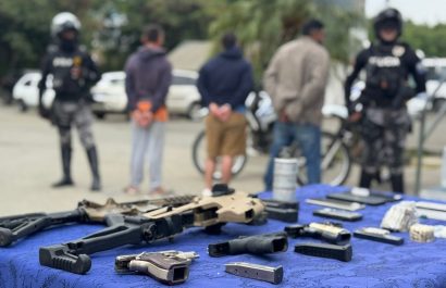 El armamento decomisado quedó bajo custodia de la Policía y los detenidos a órdenes judiciales.
