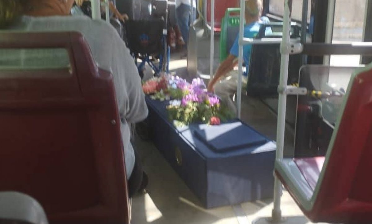 El ataúd con el cuerpo de una abuela llegó al cementerio a bordo de un bus de transporte de pasajeros.
