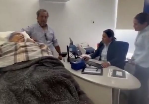 El banco español BBVA enfrenta una controversia en México tras viralizarse un video que muestra a una mujer de 96 años,