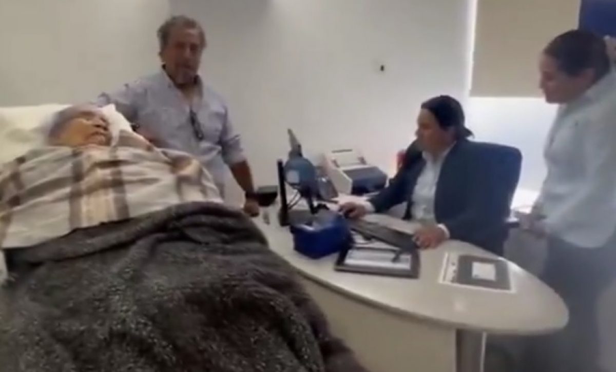 El banco español BBVA enfrenta una controversia en México tras viralizarse un video que muestra a una mujer de 96 años,