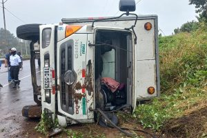 El camión que conducía Celio Pocaiza quedó volcado a un costado de la carretera.