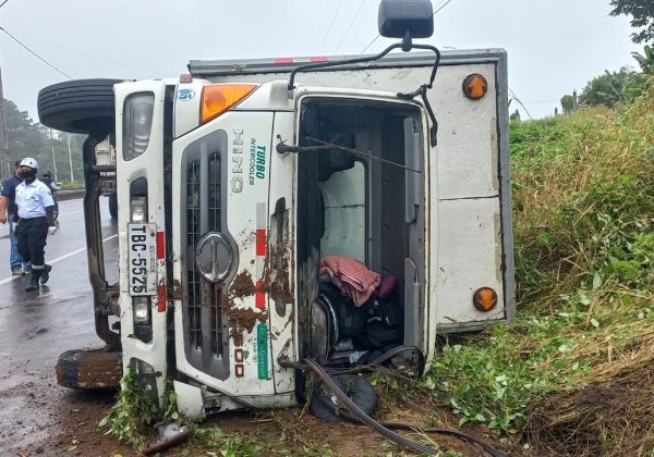 El camión que conducía Celio Pocaiza quedó volcado a un costado de la carretera.