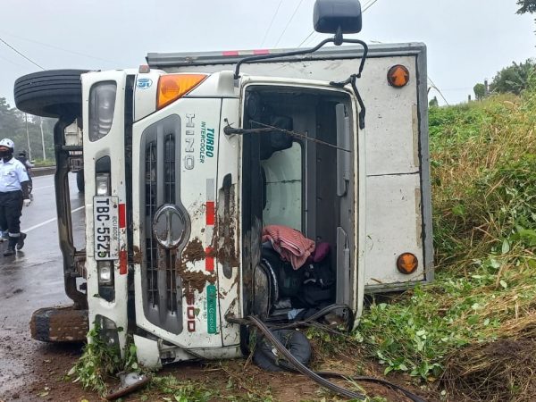 El camión que conducía Celio Pocaiza quedó volcado a un costado de la carretera.