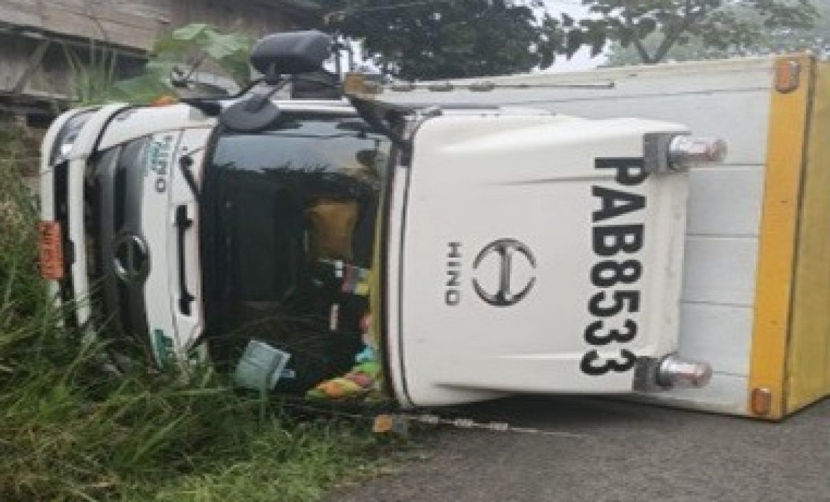 El camión resultó volcado en una vía de tercer orden en Pichincha.