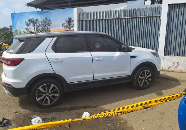 El carro estaba estacionado fuera de una institución educativa. Junto a él dejaron un panfleto.
