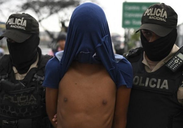 El chofer de un bus se vistió de 'héroe criollo' al salvar a una menor de un posible abuso sexual, en Morona, en el Oriente ecuatoriano.