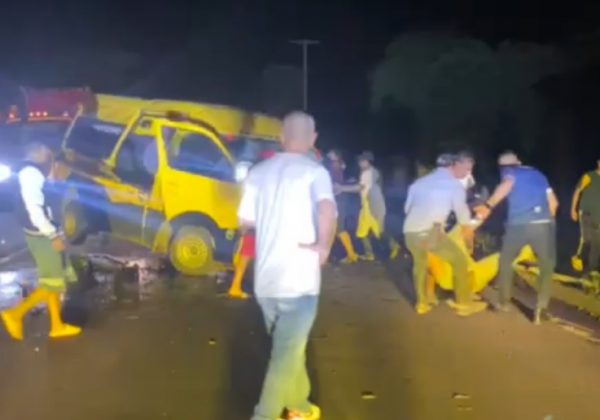 El choque frontal entre una furgoneta y una camioneta doble cabina dejó un saldo de cinco personas fallecidas y una herida.