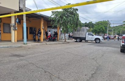 El cuerpo de Carla Arauz., la mujer asesinada a tiros, fue llevado al centro forense de Manta para la autopsia de rigor.