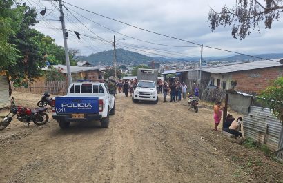 El cuerpo de Cristhian Moreira fue trasladado al centro forense de Manta para la autopsia de rigor.