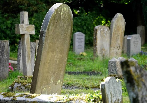 El cuerpo de una adolescente fue sacado de su tumba y abusado por una persona que profanó su última morada. (Pexels)