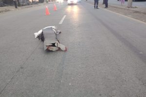 El cuerpo del adulto mayor quedó tirado en medía vía luego de ser arrollado por una carro (fantasma).