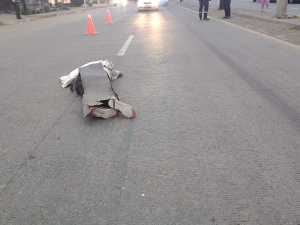El cuerpo del adulto mayor quedó tirado en medía vía luego de ser arrollado por una carro (fantasma).