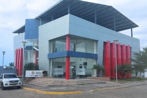 El cuerpo del menor arribó a Chone desde Esmeraldas por cuenta de sus familiares, quienes después pidieron su traslado al centro forense de Manta.