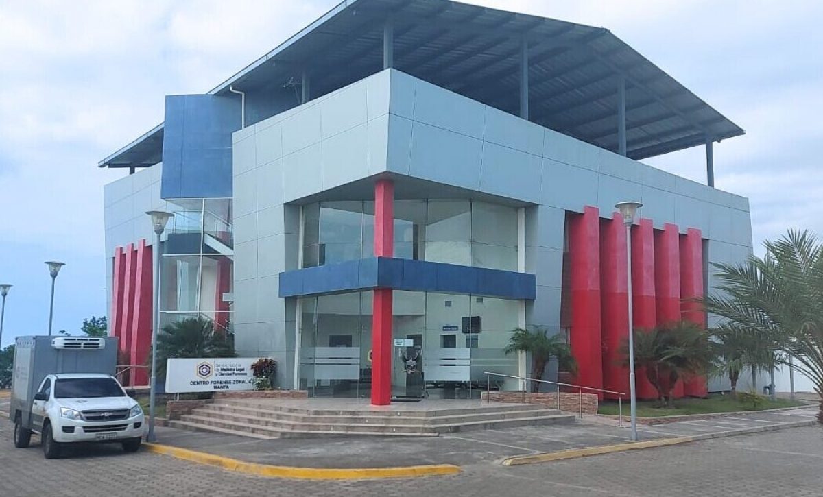 El cuerpo del menor arribó a Chone desde Esmeraldas por cuenta de sus familiares, quienes después pidieron su traslado al centro forense de Manta.