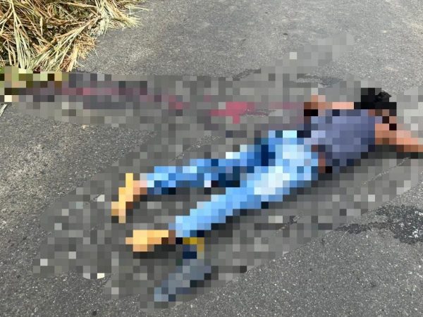 El cuerpo quedó tendido en la vía hasta que se realizó su traslado al centro forense de Santo Domingo.