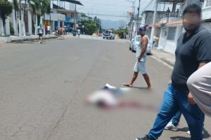 El cuerpo sin vida del estudiante quedó en los exteriores de la unidad educativa donde estudiaba.