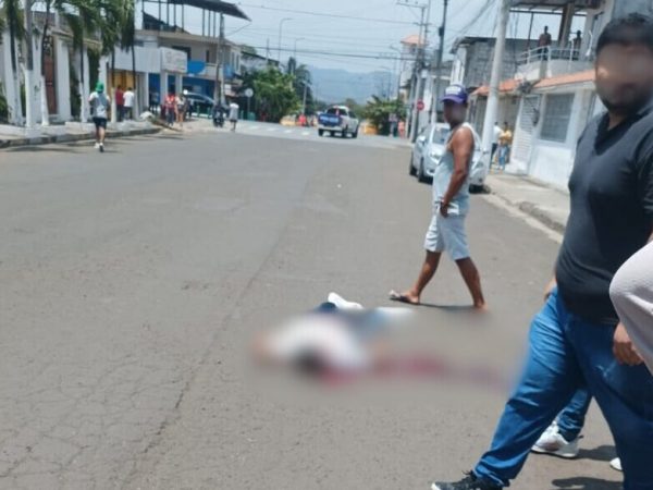 El cuerpo sin vida del estudiante quedó en los exteriores de la unidad educativa donde estudiaba.