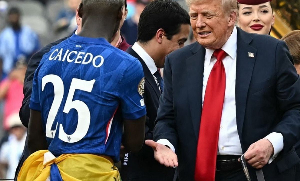 El ecuatoriano Moisés Caicedo recibió la medalla de campeón del Mundial de Clubes 2025 de manos del presidente de Estados Unidos, Donald Trump.