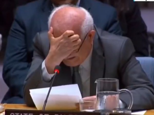 El embajador de la Misión de Observación de Palestina ante las Naciones Unidas, Riyad Mansour, no pudo contener las lágrimas.