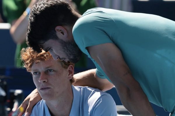 El español Carlos Alcaraz conquistó el torneo de Cincinnati tras la retirada del italiano Jannik Sinner