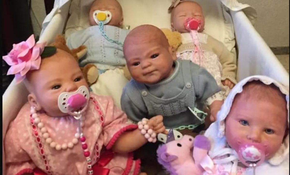 El fenómeno de los bebés hiperrealistas divide opiniones en Brasil.