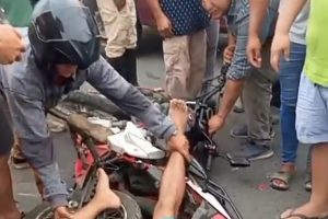 El herido fue auxiliado por quienes circulaban por la zona y moradores del sector.