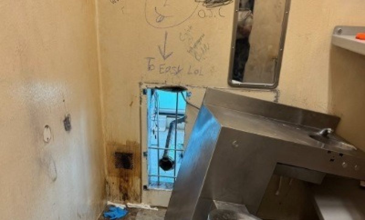 El lugar por donde fugaron los detenidos en una cárcel de Estados Unidos