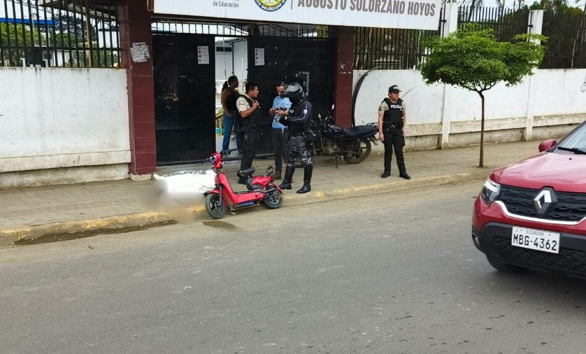 El menor quedó sin vida en los exteriores de una unidad educativa de Chone.