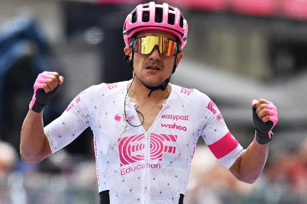 El neerlandés Olav Kooij, del equipo Visma-Lease a Bike, se impuso al sprint en la etapa 12 del Giro de Italia 2025.