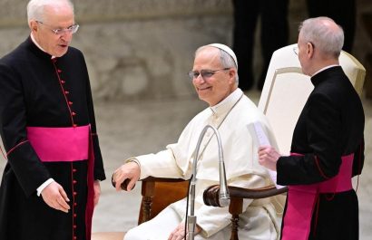 El papa León XIV pidió este lunes la liberación inmediata de todos los periodistas detenidos en el mundo por buscar la verdad.