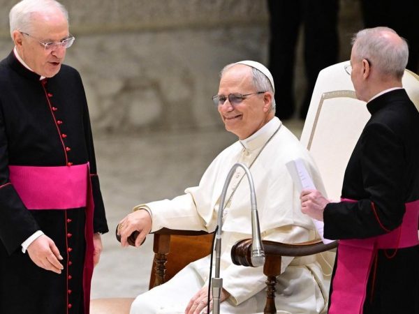 El papa León XIV pidió este lunes la liberación inmediata de todos los periodistas detenidos en el mundo por buscar la verdad.