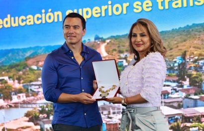 El presidente Daniel Noboa fue reconocido por su compromiso con la educación superior y la entrega de más de 409.000 becas en Ecuador