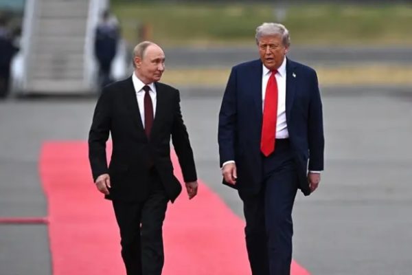 El presidente de Estados Unidos, Donald Trump, recibe a su homólogo de Rusia, Vladimir Putin. FOTO: Europa Press.