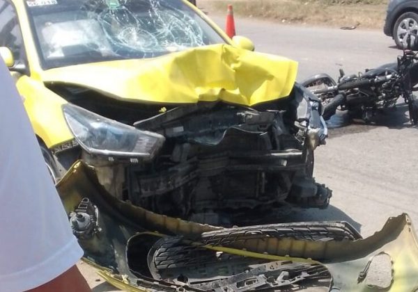 El taxi y la motocicleta quedaron destruidas producto del impacto.