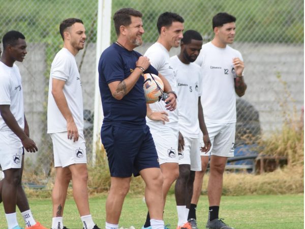 El técnico Patricio Urrutia en un entrenamiento con la plantilla de Delfín SC.