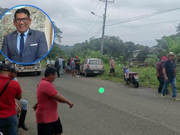 El vehículo en el que viajaba el procurador síndico de Olmedo junto a su familia quedó a un costado de la vía.