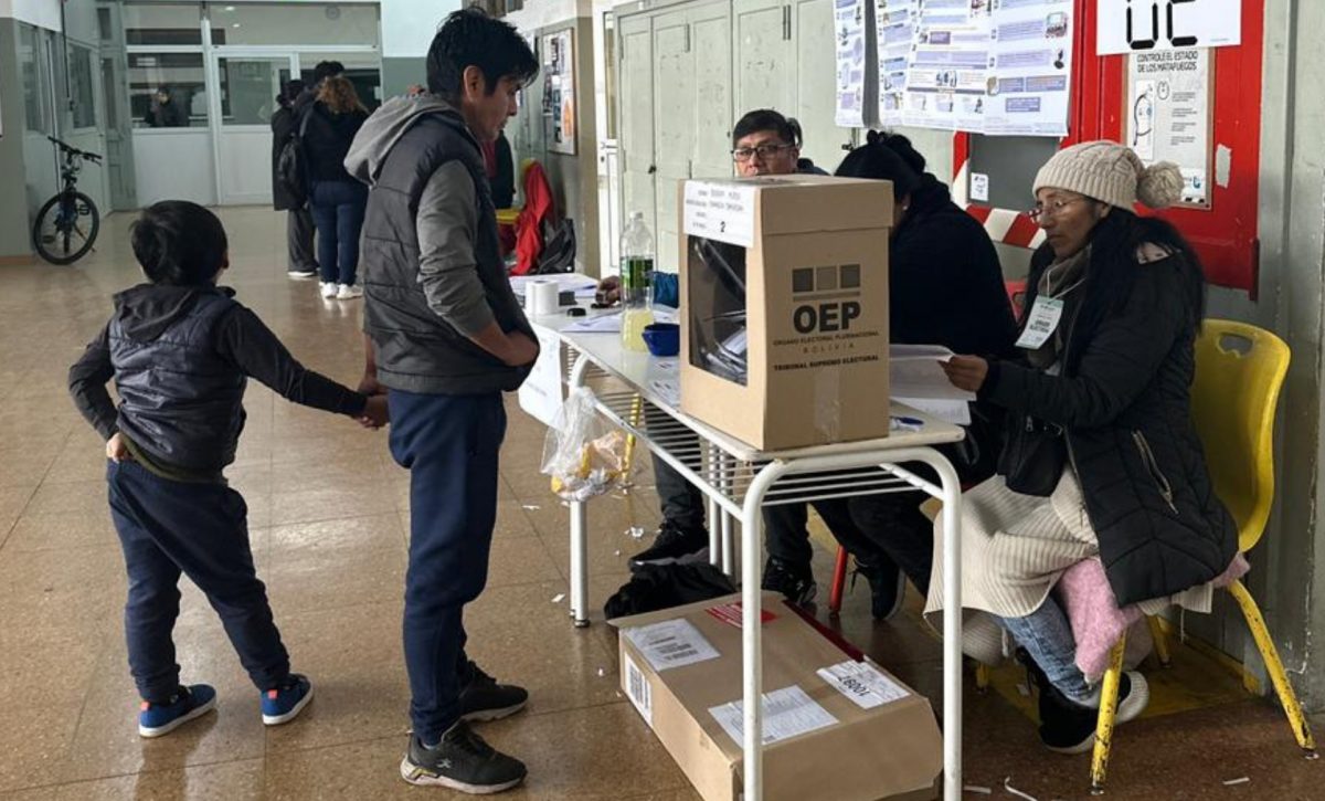 Elecciones presidenciales en Bolivia 2025: ciudadanos bolivianos esperan los resultados oficiales de los comicios. (TSE-Bolivia)